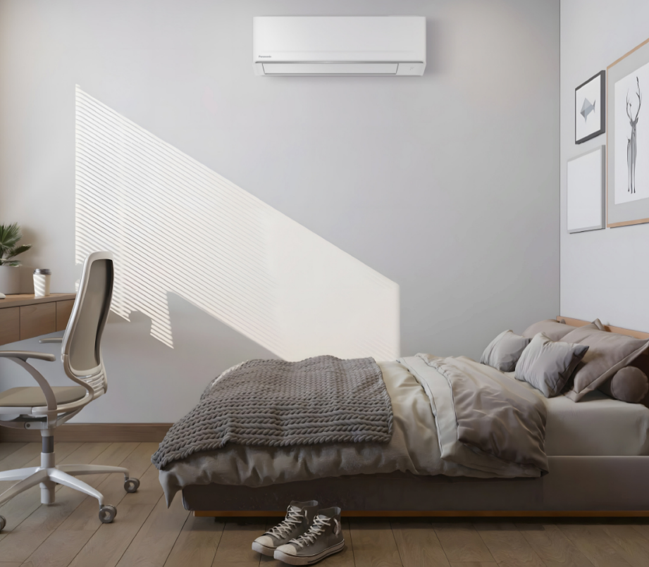 Solo 20 dB(A) para disfrutar del silencio El confort térmico resulta mucho más agradable cuando el aire acondicionado apenas se escucha.  El PANASONIC KIT-BZ25-CKE puede trabajar desde solo 20 dB(A) en refrigeración, ofreciendo un funcionamiento especialmente silencioso en su nivel más bajo.  Según los datos técnicos, la presión acústica de la unidad interior alcanza 37 dB(A) en refrigeración a alta velocidad y 20 dB(A) en modo silencioso, mientras que en calefacción se sitúa entre 24 y 36 dB(A).  Esto lo convierte en una alternativa especialmente interesante para dormitorios, habitaciones infantiles, despachos y otras zonas donde se busca mantener un ambiente tranquilo.